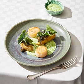 Coquilles met ratte aardappeltjes, zilte groenten en landkaviaar